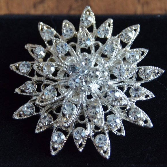 Silver Coloured Flower/Sun Brooch/Pin - Picture 1 of 6